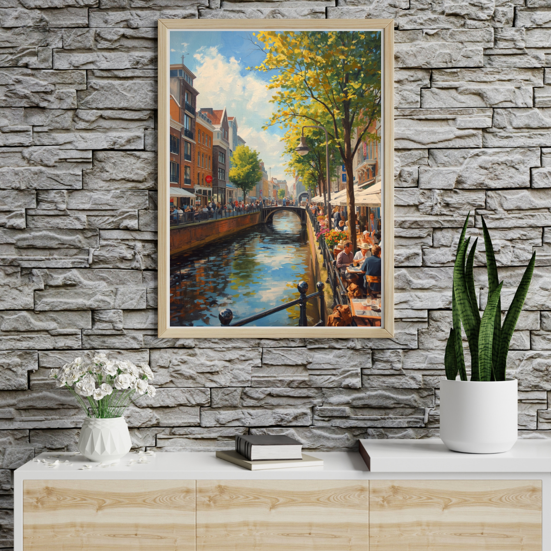 Eindhoven gracht schilderij in houten lijst aan grijze natuurstenen muur boven licht houten dressoir met witte vaas en plant – wall art print interieur
