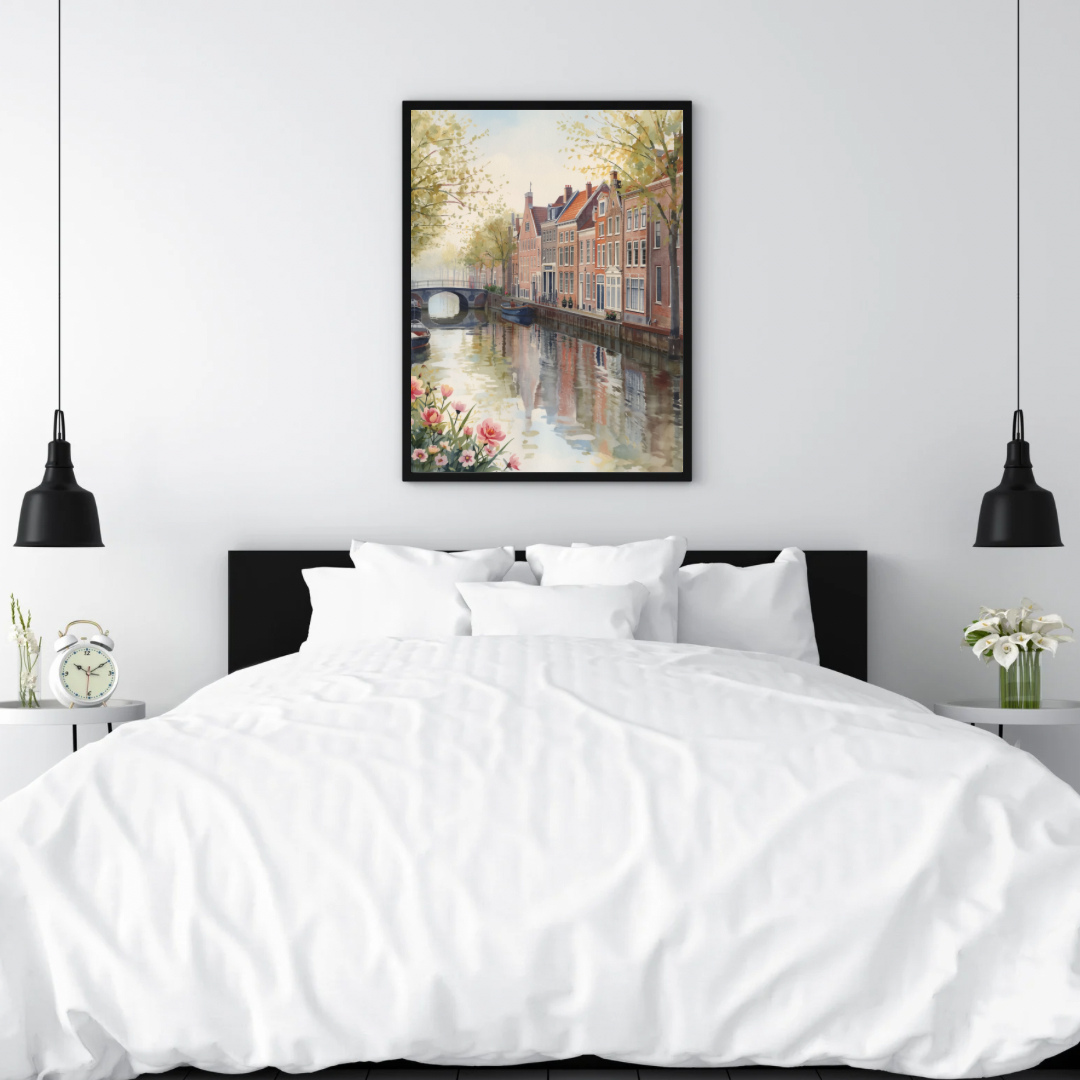 Alkmaar lente gracht schilderij in zwarte lijst aan witte muur boven zwart bed met witte kussens en zwarte hanglampen in slaapkamer – aquarel wall art print
