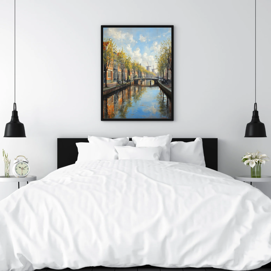 Alkmaar gracht schilderij in zwarte lijst aan witte muur boven wit bed met witte kussens en zwarte hanglampen in slaapkamer – wall art print
