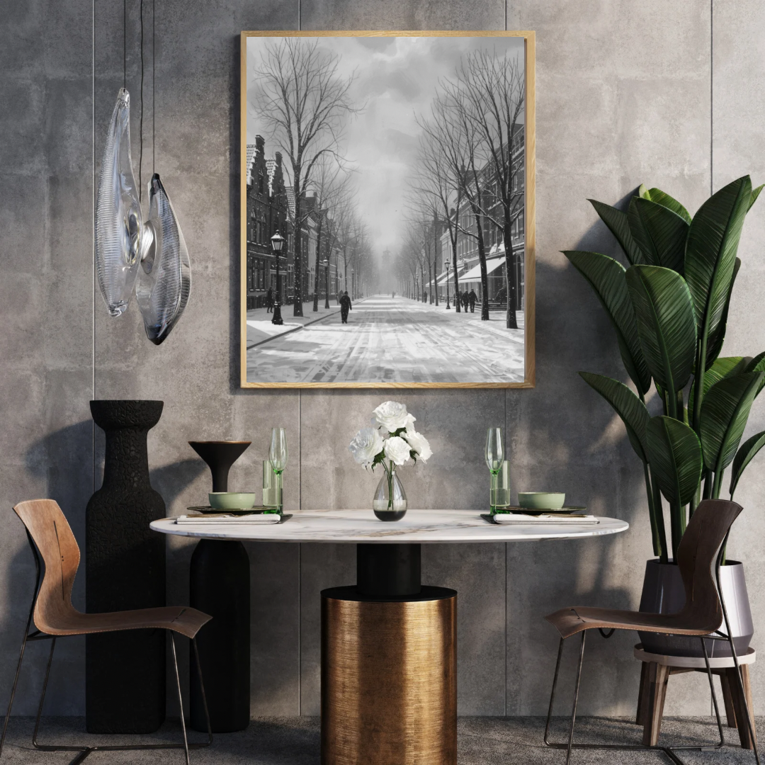 Alkmaar sneeuwstraat schilderij in zwarte lijst aan beige muur boven ronde marmeren tafel met witte vaas en zwarte stoel in eetkamer – zwart-wit wall art print
