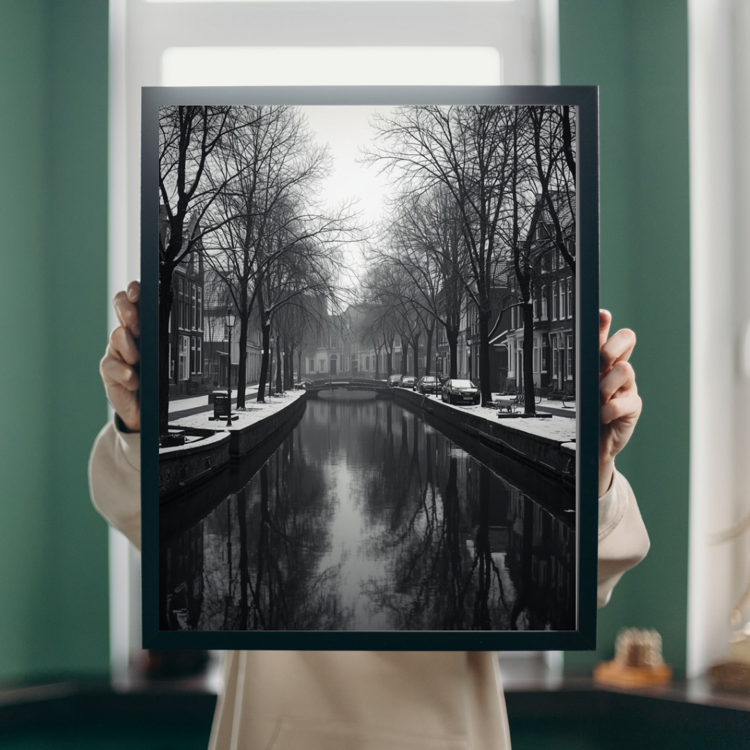 Alkmaar wintergracht schilderij in zwarte lijst vastgehouden voor groene deur in daglicht – zwart-wit wall art print close-up
