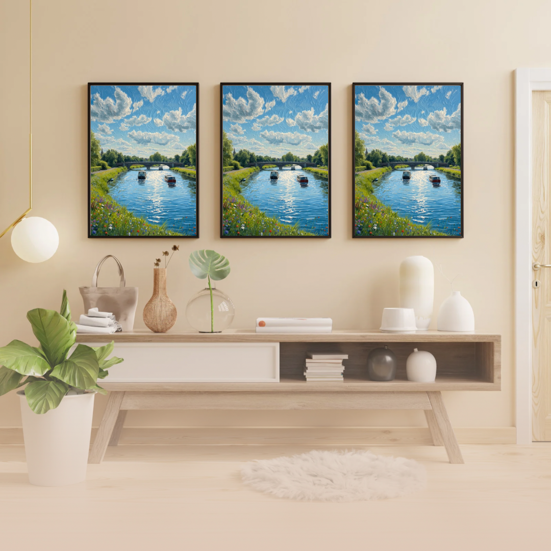 Alkmaar zomerrivier schilderij als vierluik in gouden lijsten aan beige muur boven wit zwevend dressoir met witte vazen en lamp – wall art print woonkamer
