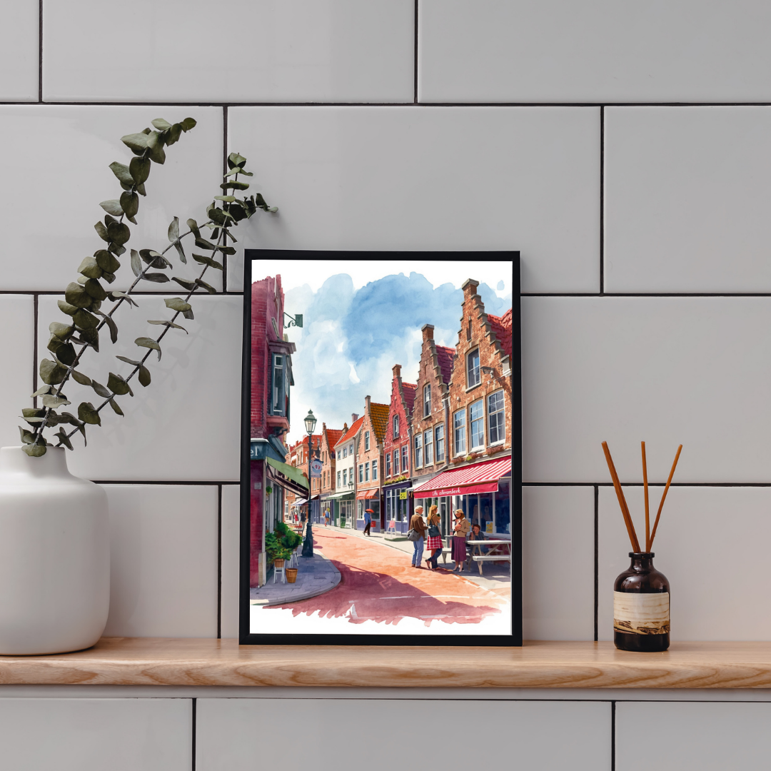 Alkmaar binnenstad schilderij in zwarte lijst staand op houten plank aan witte tegelmuur naast rieten diffuser en eucalyptustak – aquarel wall art print
