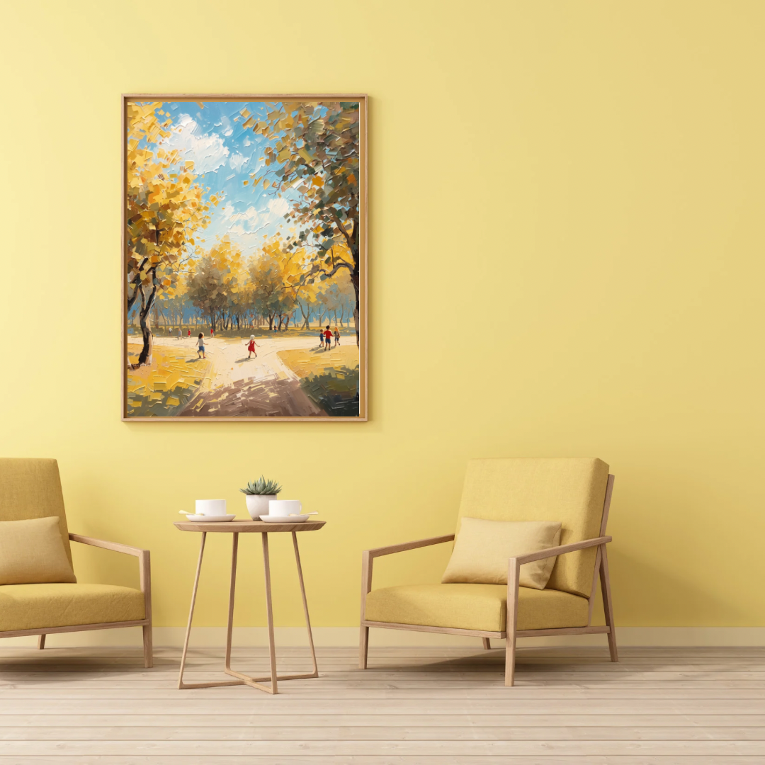 Herfstpark schilderij in gouden lijst aan gele muur boven twee beige fauteuils met ronde salontafel in woonkamer – natuur wall art print
