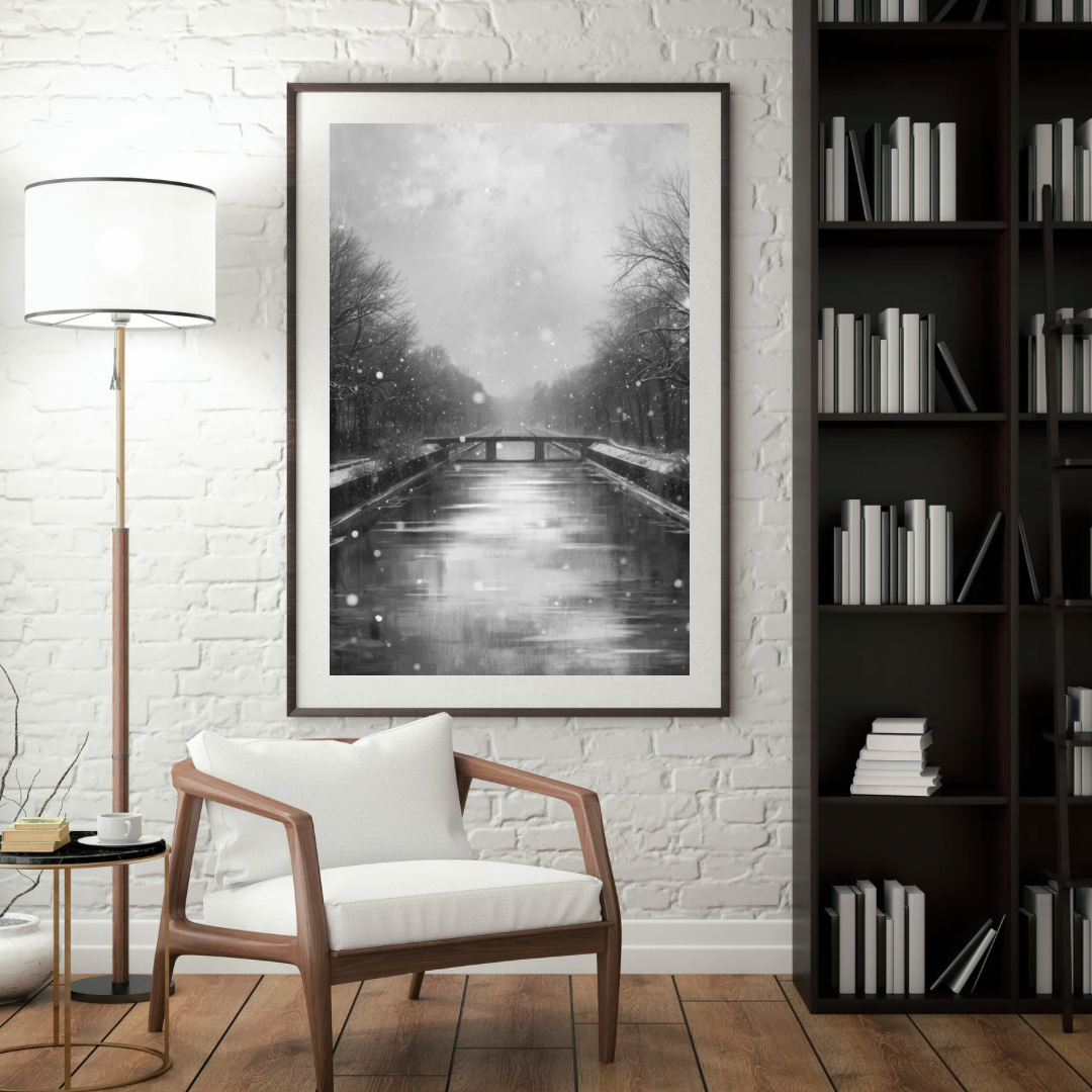 Alkmaar bevroren kanaal schilderij in witte lijst aan witte muur naast witte vloerlamp boven witte fauteuil en donkere boekenkast in leeshoek – zwart-wit wall art print
