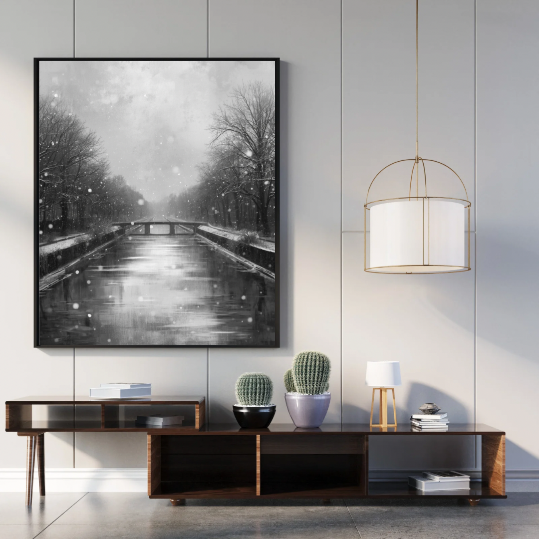 Alkmaar bevroren kanaal schilderij in zwarte lijst aan witte muur boven donker houten dressoir met gouden vaas en hanglamp – zwart-wit wall art print woonkamer
