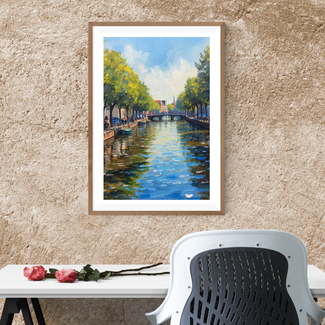 Alkmaar zomergracht schilderij in houten lijst aan beige structuurmuur boven wit bureau met zwarte stoel en rode rozen – wall art print thuiskantoor
