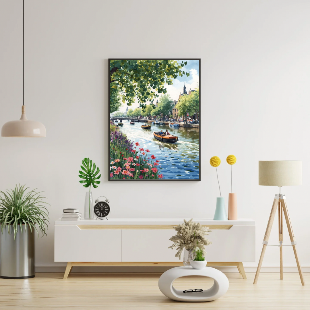 Alkmaar gracht bootjes schilderij in witte lijst aan witte muur boven wit zwevend dressoir met groene plant en gele vaas in woonkamer – aquarel wall art print
