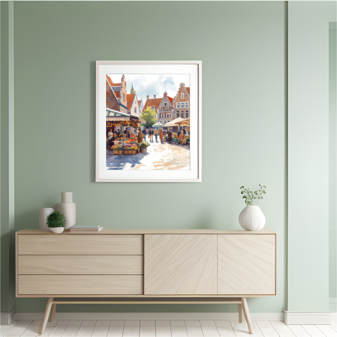 's-Hertogenbosch bloemenmarkt schilderij in witte lijst aan saliegroen muur boven beige zwevend dressoir met witte vaas en decoratieve objecten – wall art print woonkamer
