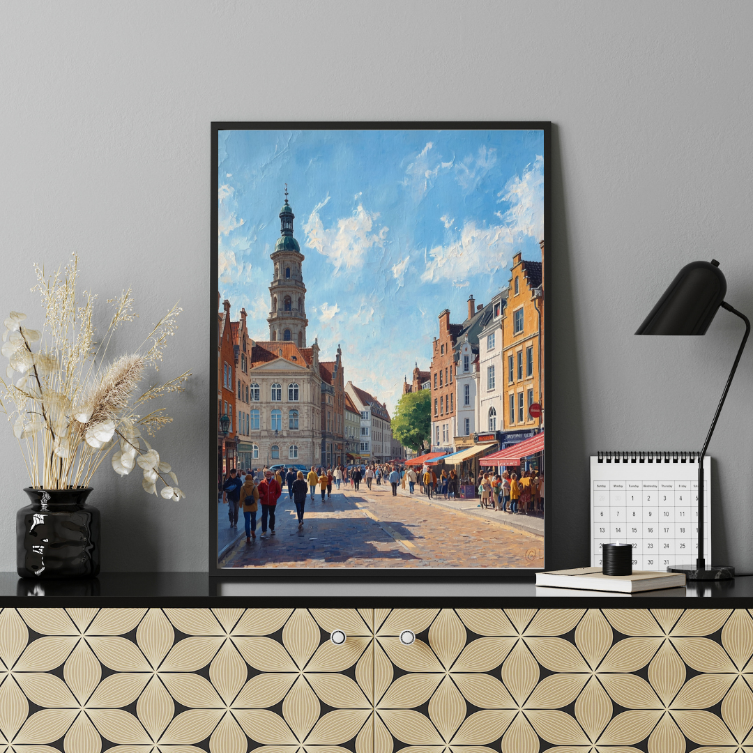 's-Hertogenbosch winkelstraat schilderij in zwarte lijst aan witte muur boven zwart dressoir met geometrisch patroon, zwarte lamp en laptop – wall art print thuiskantoor
