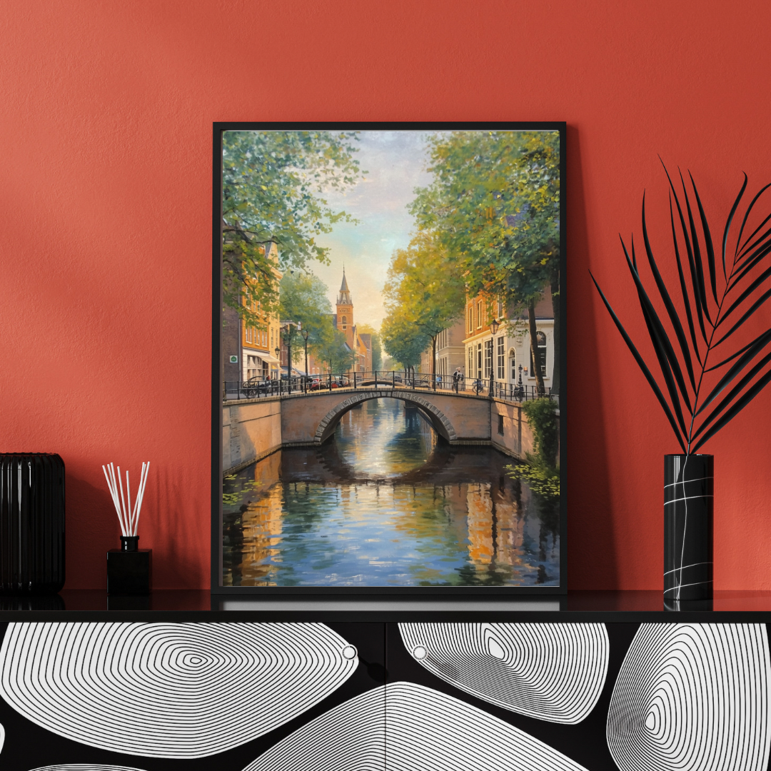 Delft gracht schilderij in zwarte lijst op zwart bureau met monitor en zwarte lamp aan terracotta rode muur – wall art print thuiskantoor
