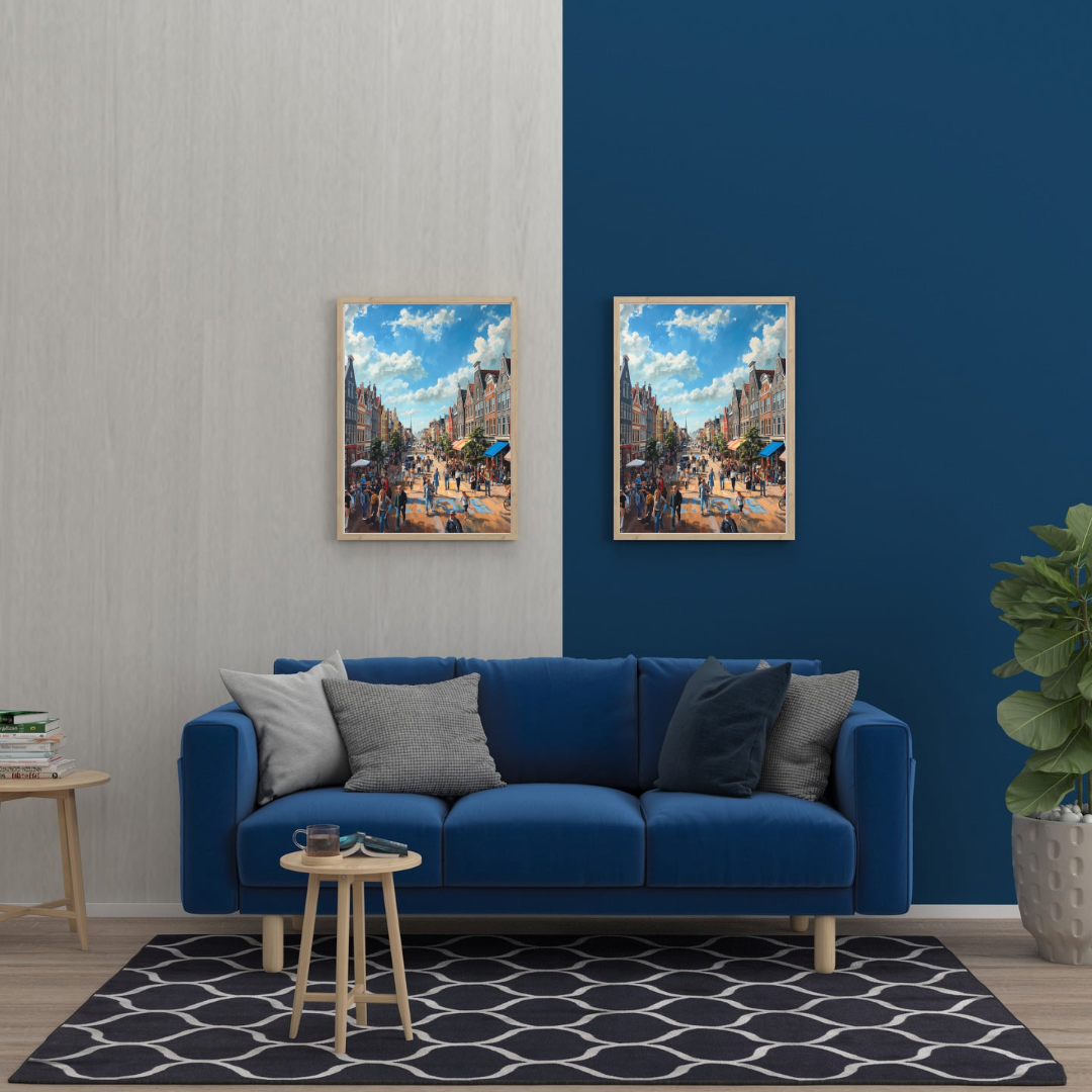 Delft winkelstraat schilderij als diptiek in houten lijsten aan blauwe muur boven blauwe bank met grijze kussens en geometrisch vloerkleed – wall art print woonkamer
