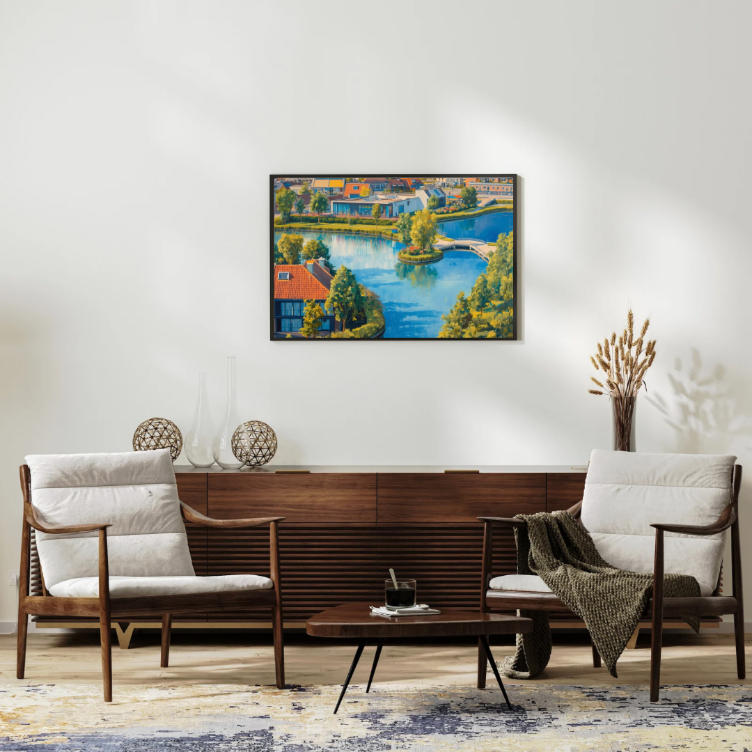 Delft vogelvlucht schilderij in zwarte lijst aan witte muur boven donker houten bureau met bruine leren stoel en decoratieve bol – wall art print thuiskantoor
