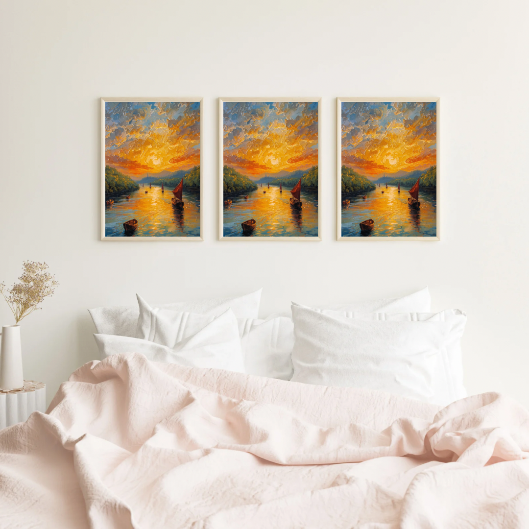 Zonsondergang zeilboot schilderij als triptiek in drie witte lijsten aan witte muur boven wit bed met witte kussens en witte dekens in slaapkamer – wall art print
