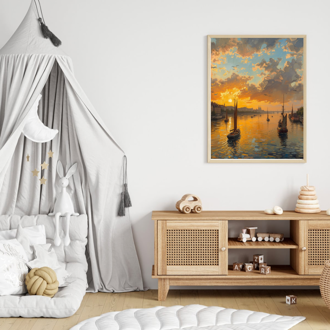 Historische haven zonsondergang schilderij in houten lijst aan witte muur naast grijze baldakijn en rieten dressoir met speelgoed in kinderkamer – wall art print
