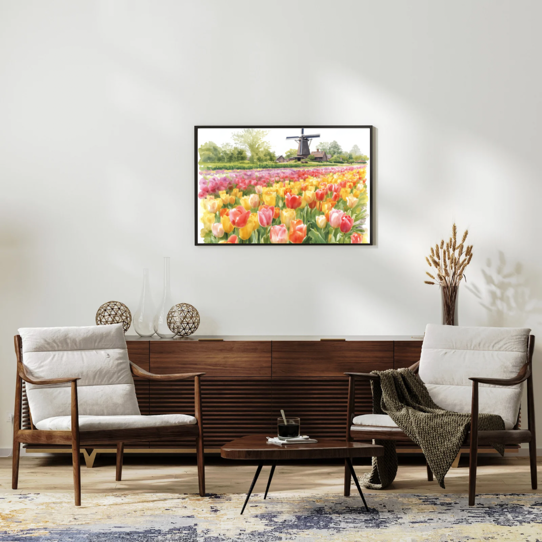Tulpenveld windmolen aquarel schilderij in houten lijst aan witte muur boven donker houten bank met grijze stoelen en geometrisch vloerkleed – bloemen wall art print woonkamer
