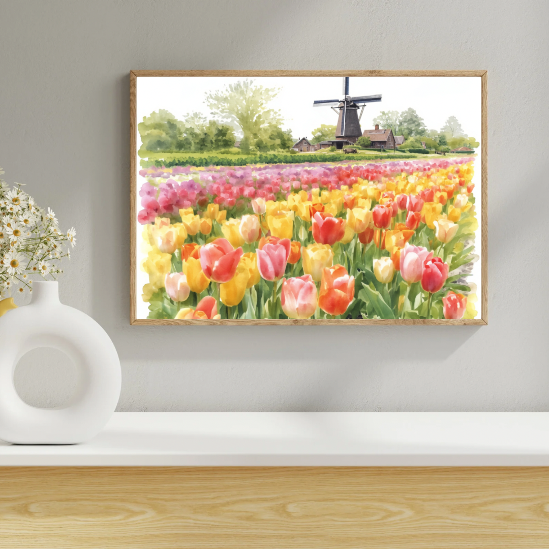 Tulpenveld windmolen aquarel schilderij in houten lijst staand op houten plank naast witte vaas en droogbloemen aan lichtgrijze muur – bloemen wall art print
