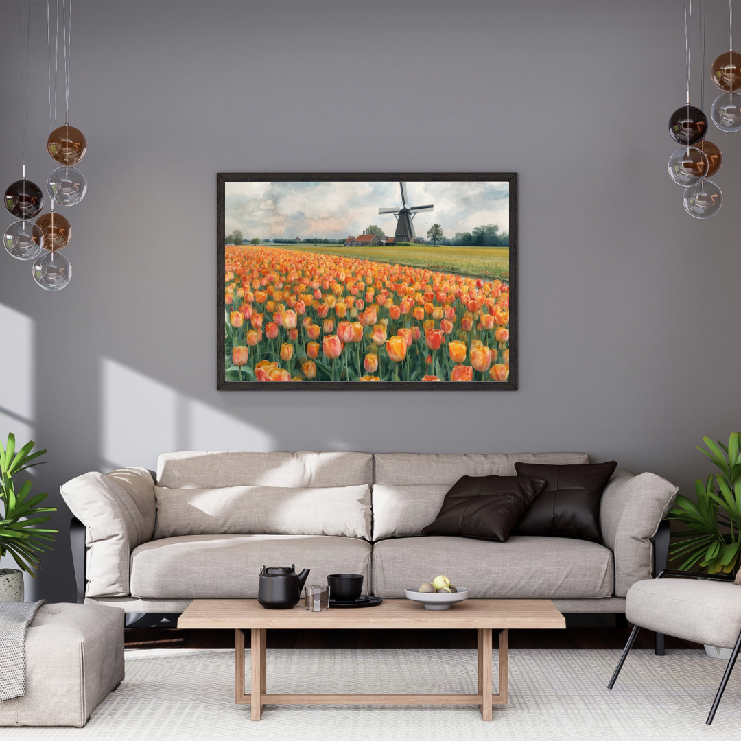 Oranje tulpenveld windmolen aquarel schilderij in houten lijst aan grijze muur boven beige bank met donkere kussens en houten salontafel – bloemen wall art print woonkamer
