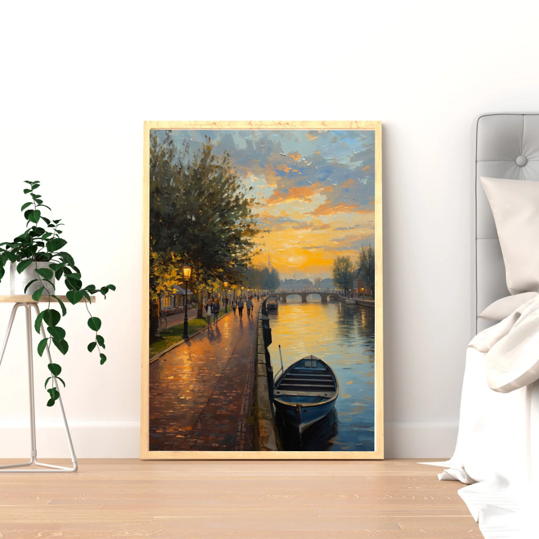 Alphen aan den Rijn Rijnkade zonsondergang schilderij in houten lijst staand op houten vloer naast witte plantentafel met klimop in slaapkamer – wall art print

