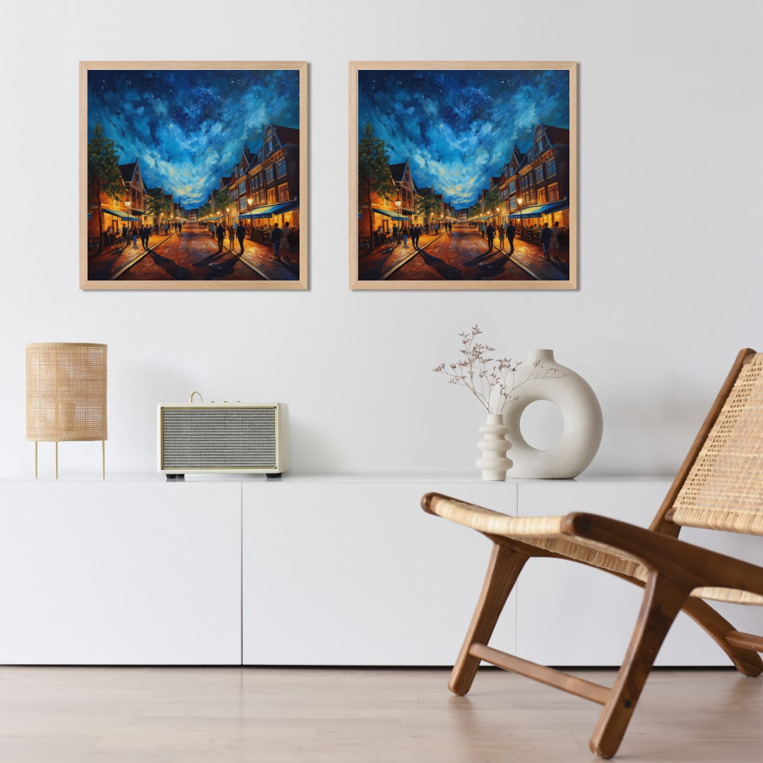 Alphen aan den Rijn sterrennacht binnenstad schilderij als duo canvas aan witte muur boven wit dressoir met houten stoel en vloerlamp – wall art print woonkamer
