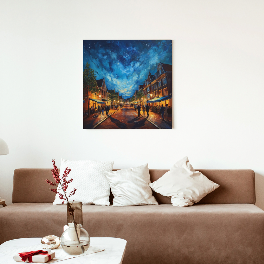 Alphen aan den Rijn sterrennacht binnenstad schilderij als canvas aan witte muur boven bruine bank met witte kussens en witte vaas met rode takken – wall art print woonkamer
