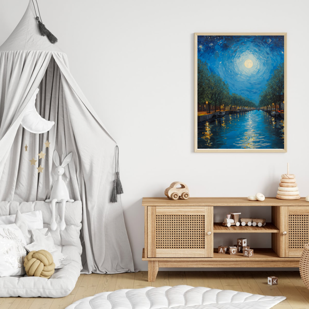 Alphen aan den Rijn volle maan gracht schilderij in witte lijst aan witte muur naast grijze baldakijn en houten dressoir met speelgoed in kinderkamer – wall art print
