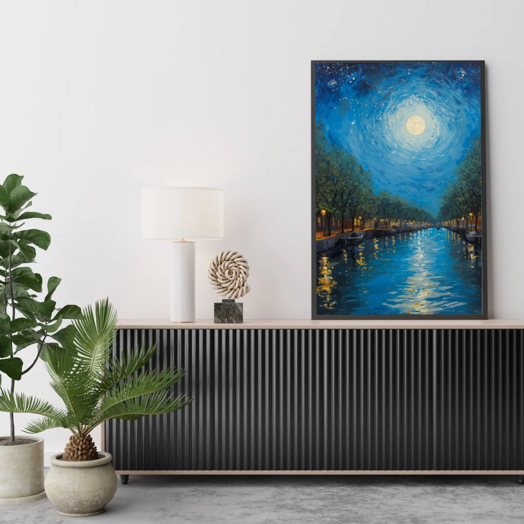 Alphen aan den Rijn volle maan gracht schilderij in zwarte lijst aan witte muur boven zwart geribbeld tv-meubel met grote groene plant en decoratieve bol – wall art print woonkamer
