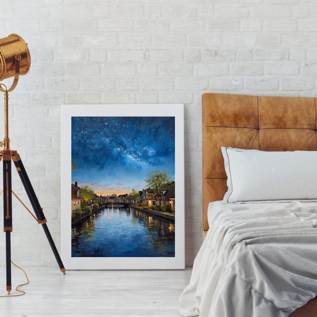 Alphen aan den Rijn melkweg nachtgracht schilderij in houten lijst staand op houten vloer naast schildersezel in slaapkamer met linnen bed – wall art print
