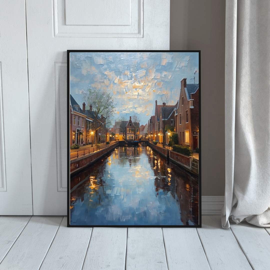 Alphen aan den Rijn schemering gracht schilderij in zwarte lijst staand op witte houten vloer naast witte gordijnen in minimalistische ruimte – wall art print interieur
