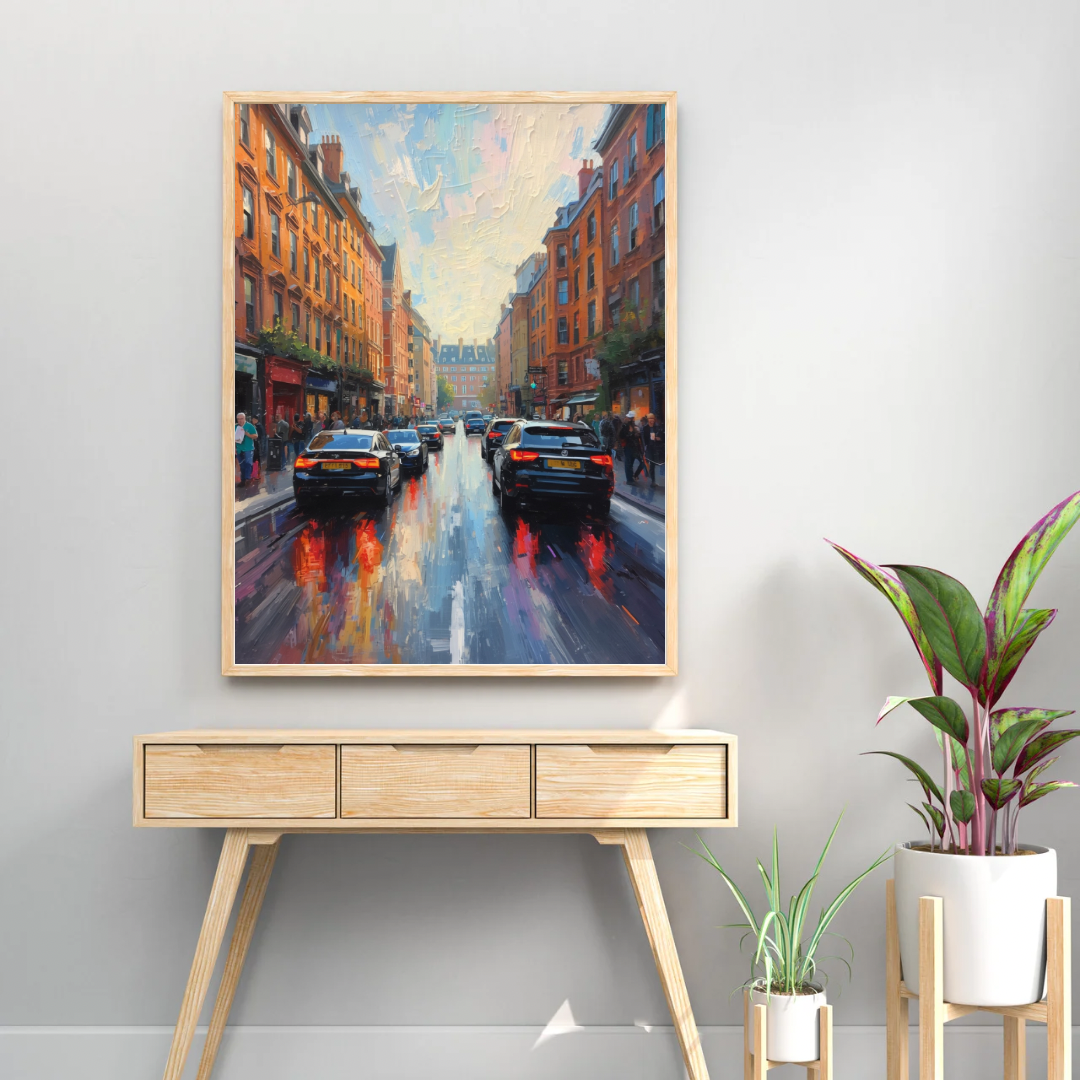 Amersfoort regenachtige binnenstad schilderij in houten lijst op houten sidetable met groene plant en witte vaas aan witte muur – wall art print interieur
