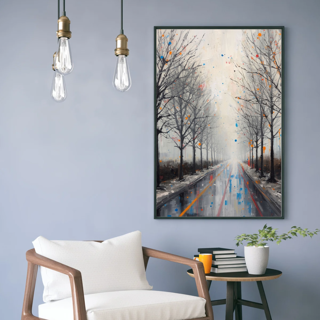 Amersfoort mistige winterlaan schilderij in zwarte lijst aan lichtblauwe muur naast houten fauteuil met witte kussens en hangende gloeilampen – wall art print woonkamer
