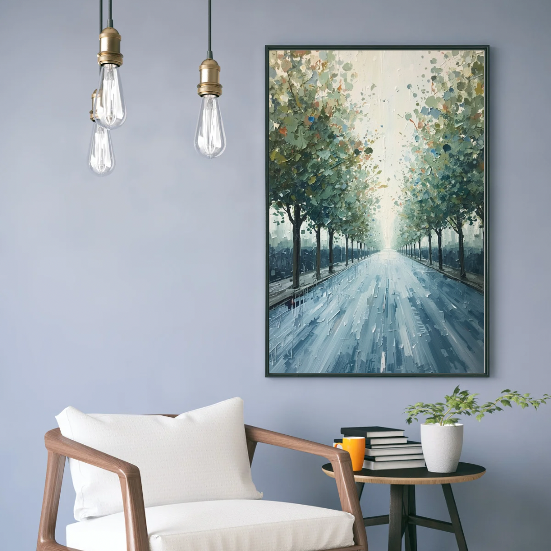Amersfoort impressionistische zomerlaan schilderij in zwarte lijst aan lichtblauwe muur naast houten fauteuil met witte kussens en hangende gloeilampen – wall art print woonkamer
