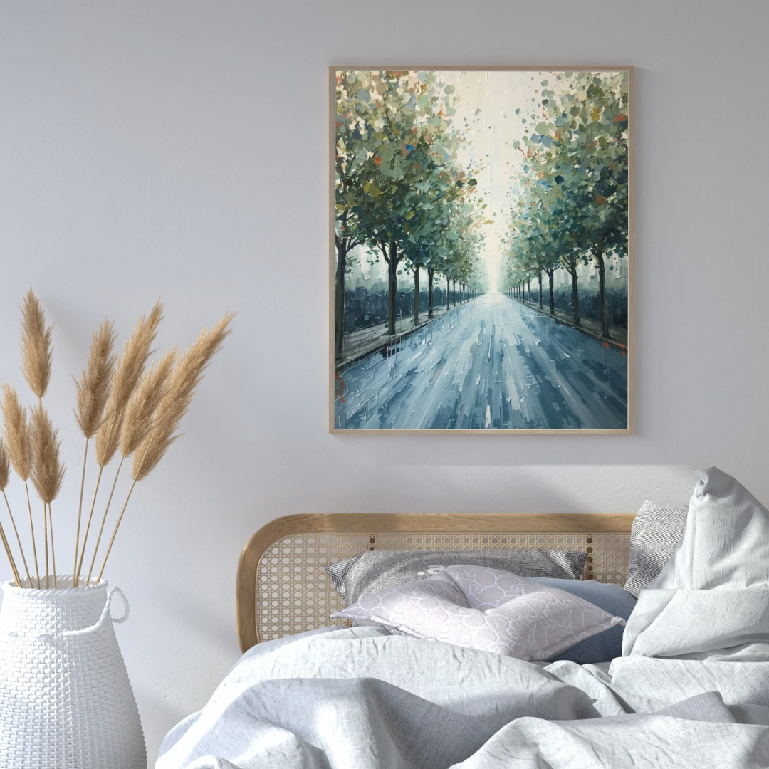 Amersfoort impressionistische zomerlaan schilderij in zwarte lijst aan witte muur boven houten bed met blauwe linnen dekens en droogbloemen in slaapkamer – wall art print
