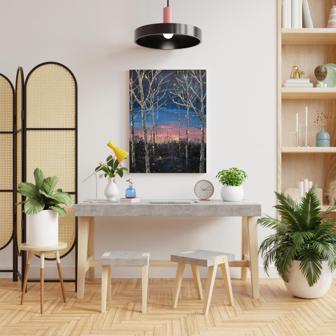Nachtelijke boom zonsondergang verfspetters schilderij in zwarte lijst aan witte muur boven witte eettafel met witte stoelen en grote groene plant – wall art print eetkamer

