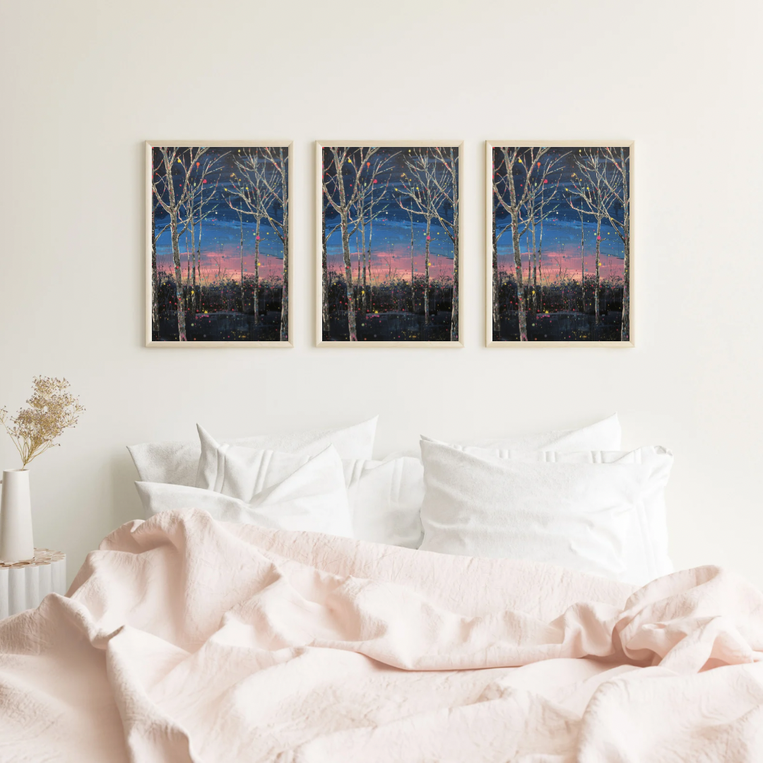 Nachtelijke boom zonsondergang verfspetters schilderij als triptiek in drie zwarte lijsten aan witte muur boven witte bank met witte kussens – wall art print woonkamer
