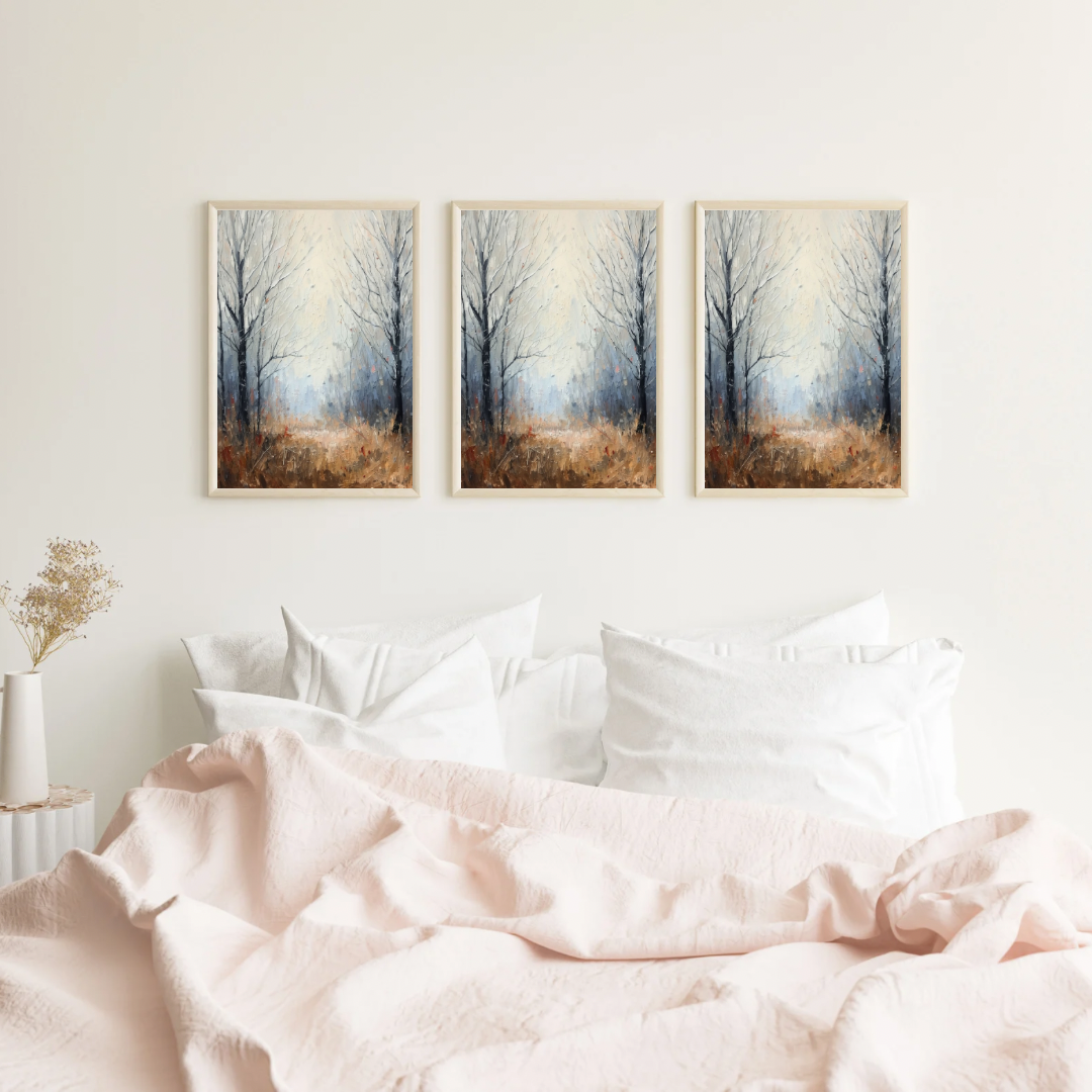 Impressionistische solitaire boom herfstlandschap schilderij als triptiek in vier zwarte lijsten aan witte muur boven wit bed met roze dekens – wall art print slaapkamer
