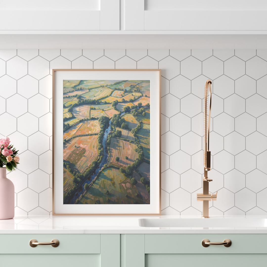 Nederlands polderlandschap luchtfoto schilderij in witte lijst aan witte muur boven mintgroene badkamerkast met roze bloem en zilveren kraan – wall art print badkamer
