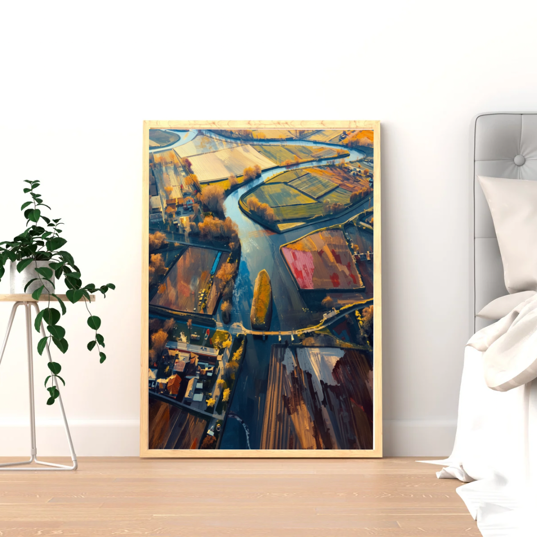 Amersfoort polder luchtfoto cinematografisch schilderij in houten lijst staand op houten plank naast groene plant en witte vaas aan witte muur – wall art print interieur
