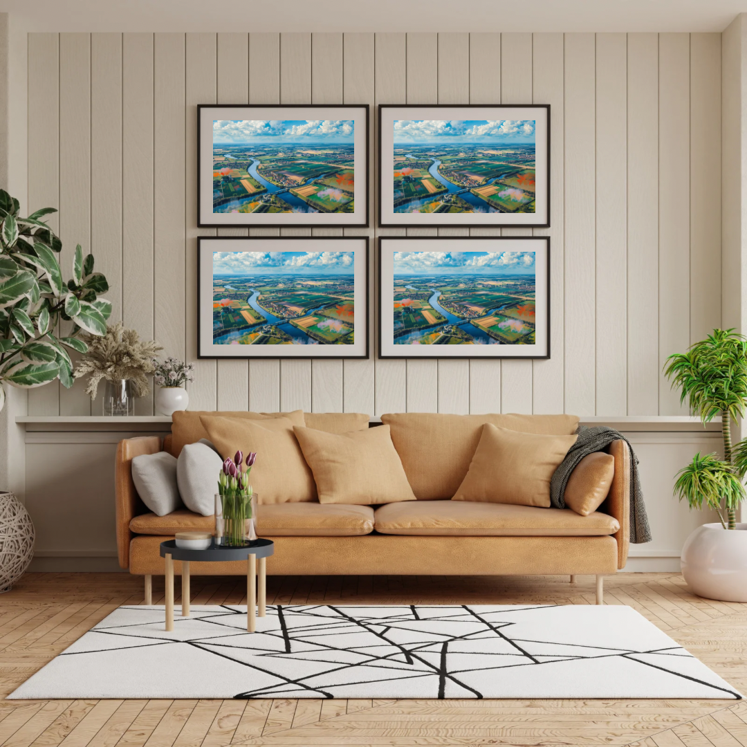 Nederlands polder mixed-media luchtfoto schilderij als galerij in vier houten lijsten aan witte muur boven beige bank met kussens en geometrisch vloerkleed – wall art print woonkamer
