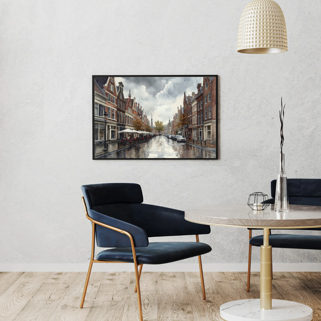 regenachtige gracht grachtenpanden schilderij in houten lijst aan witte muur naast blauwe fauteuil en witte staande lamp – wall art print interieur
