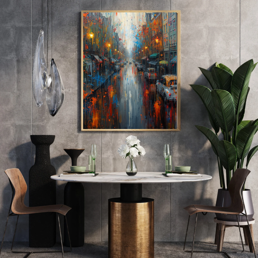 Amsterdam regenachtige nachtstraat expressionistisch schilderij in zwarte lijst aan grijze muur boven ronde witte eettafel met witte stoelen en gouden hanglamp – wall art print eetkamer
