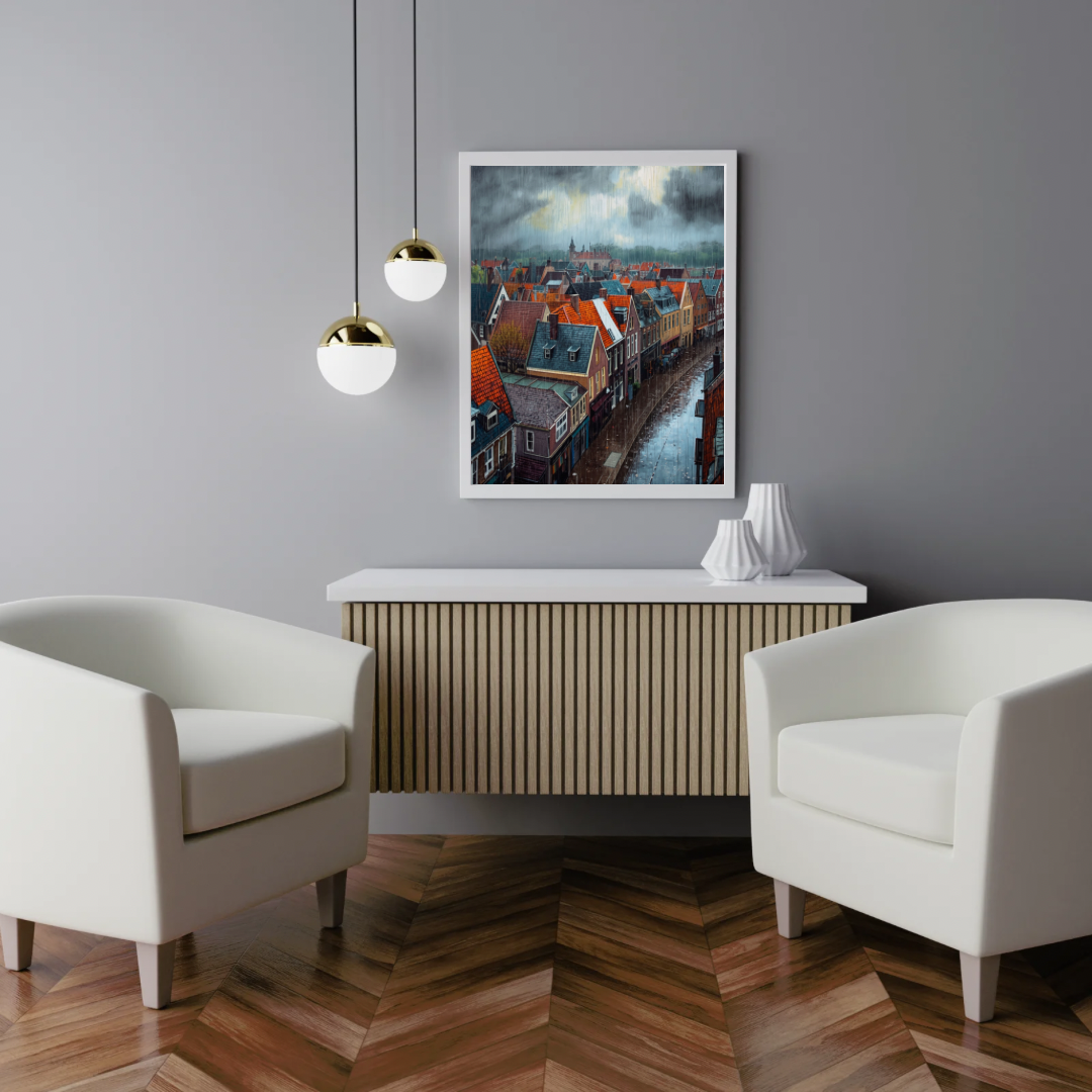 Regenachtige Nederlandse gracht rode daken schilderij in zwarte lijst aan witte muur boven wit dressoir met witte vaas en hangende gloeilampen – wall art print interieur
