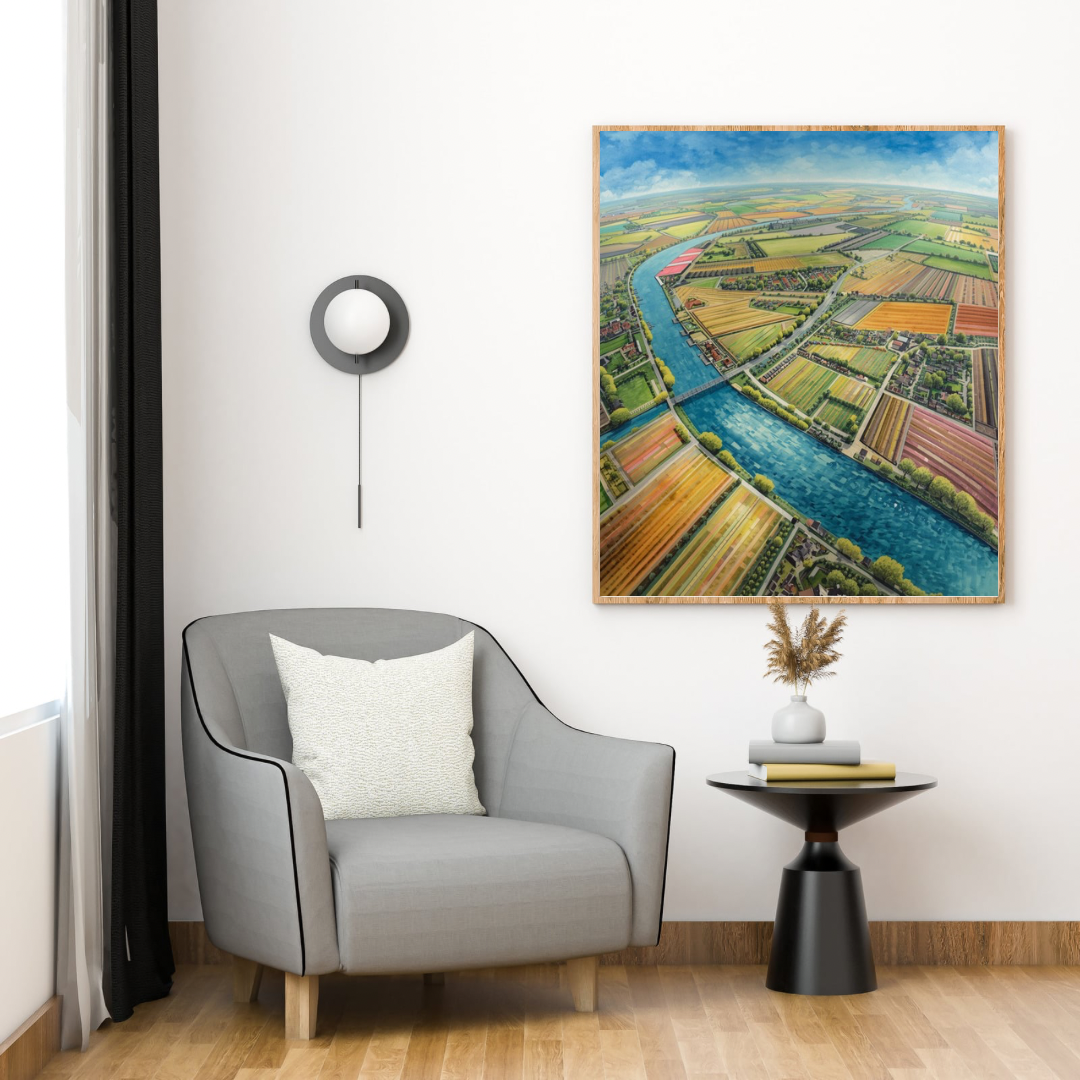 Nederlands polder aquarel luchtfoto kleurrijke percelen schilderij in zwarte lijst aan witte muur naast grijze fauteuil met ronde zwarte bijzettafel en staande lamp – wall art print woonkamer
