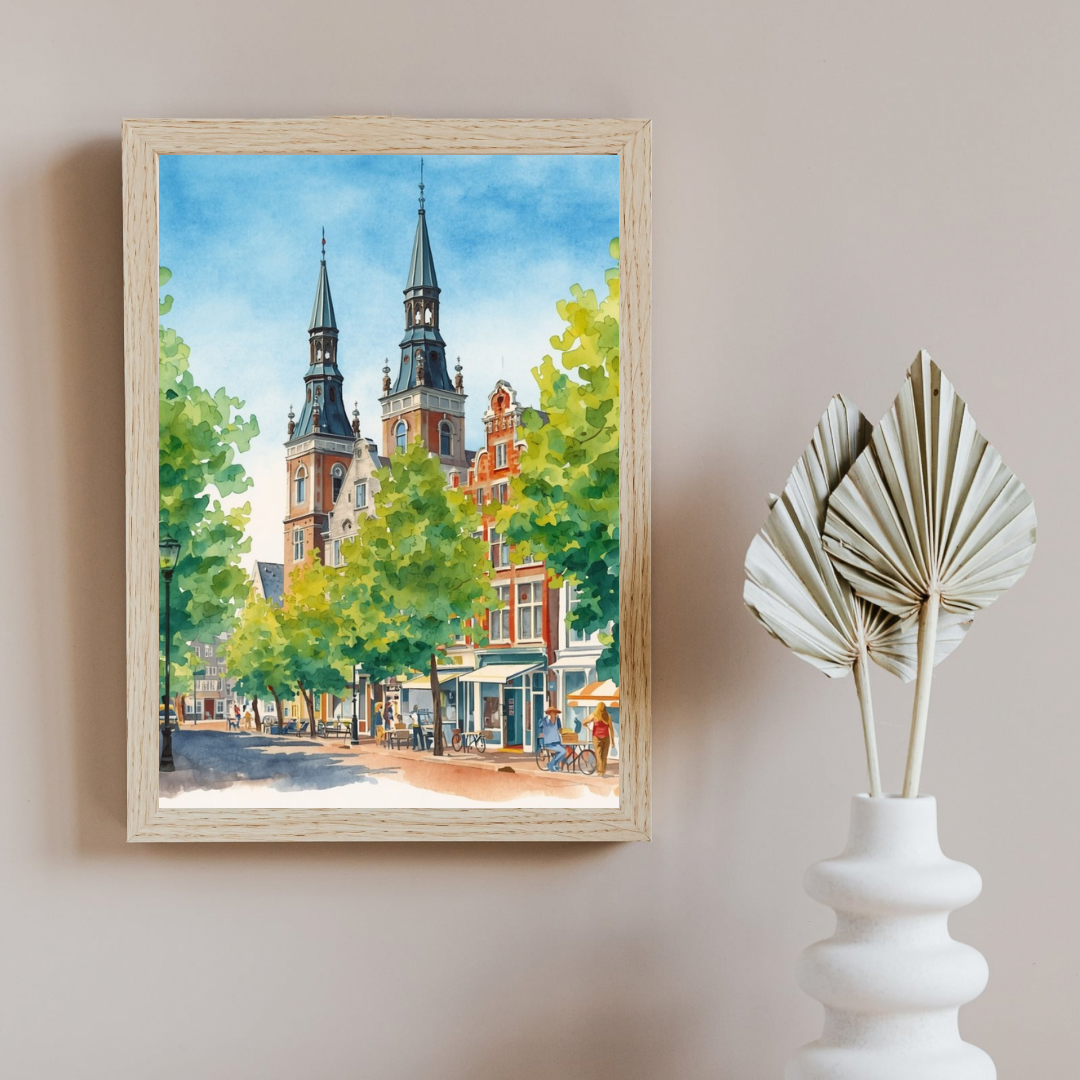 Amersfoort stadsplein kerktorens aquarel schilderij in houten lijst aan witte muur naast witte vaas met palmblad en decoratieve objecten op wit dressoir – wall art print woonkamer
