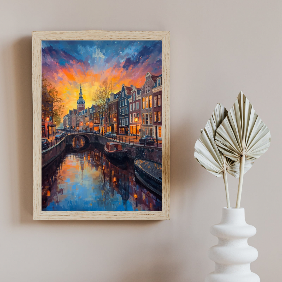gracht zonsondergang vurige lucht schilderij in houten lijst staand op witte consoletafel naast witte vaas met palmblad aan witte muur – wall art print interieur
