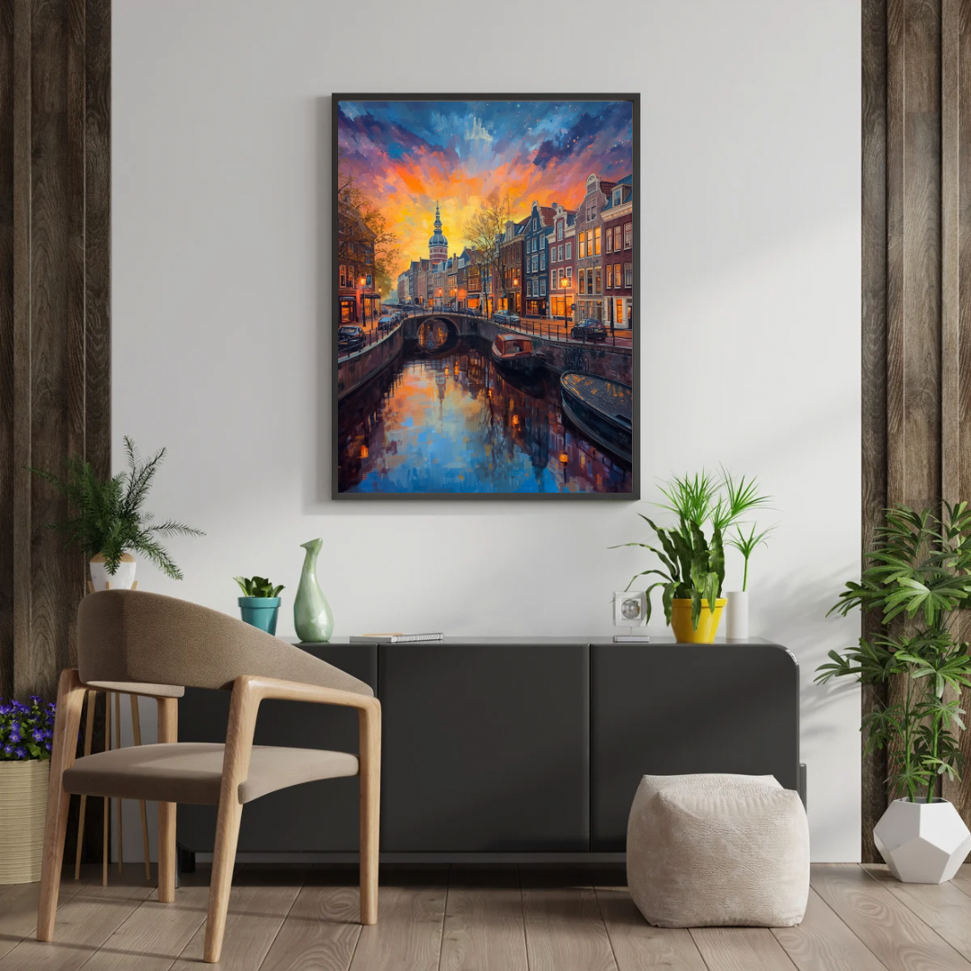 gracht zonsondergang vurige lucht schilderij in zwarte lijst aan donkere antraciet muur boven donker dressoir met groene plant en witte stoel – wall art print werkruimte
