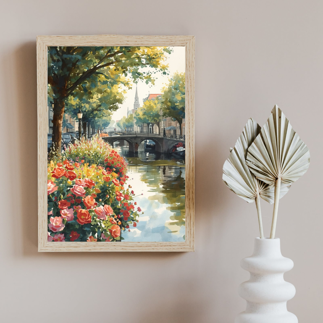 lente gracht rozen aquarel schilderij in houten lijst staand aan lichtgrijze muur naast witte vaas met palmblad op witte consoletafel – wall art print interieur
