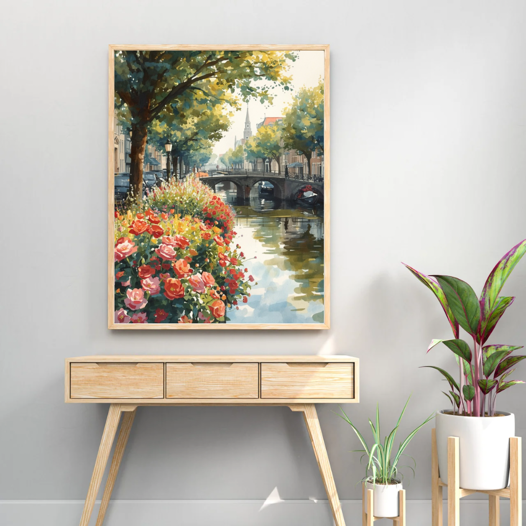  lente gracht rozen aquarel schilderij in houten lijst op houten dressoir met witte vaas en groene plant aan lichtgrijze muur – wall art print woonkamer
