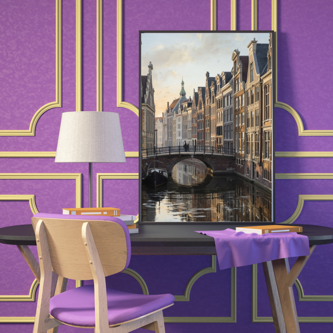 Amersfoort gracht klassiek realistisch schilderij in zwarte lijst aan paarse art deco muur met gouden lijsten boven witte tafel met beige stoelen – wall art print eetkamer
