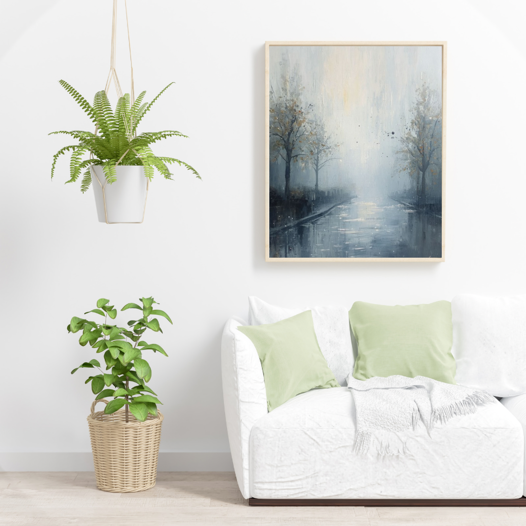 Regenachtige laan kale winterbomen blauwe mist aquarel schilderij in zwarte lijst aan witte muur boven witte bank met lichtgroene kussens en witte plant – woonkamer schilderij
